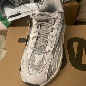 YEEZY BOOST 700 V2 Kids Youth Size 13K NWT